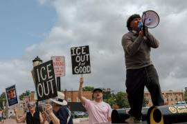 Los manifestantes en Lakewood protestan con frecuencia contra las redadas de los agentes de migración.