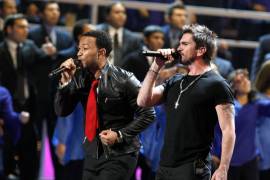 Juanes y John Legend le cantan a inmigrantes encarcelados