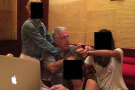 El pederasta Jeffrey Epstein con unas mujeres cuyos rostros fueron ocultados por los demócratas antes de su publicación de esta fotografía.