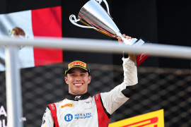 Noel León remontó desde la séptima posición para compartir el podio de Monza con Joshua Dürksen y Rafael Câmara.
