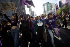 Decenas de mujeres de distintas colectivas marcharon desde la autonombrada “Gloriera de mujeres que lucha” hacía el Zócalo para exigir contra la violencia patriarcal en el marco del día internacional contra la violencia hacia la mujer.