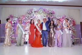 Fernanda I inicia su reinado en la Miniferia Agujita 2026 junto a su corte de honor, la princesa Sinyary Guajardo y la duquesa Megan González. FOTO: CORTESÍA