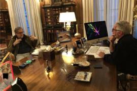 Foto sin fecha y censurada, publicada por los demócratas del Comité de Supervisión de la Cámara de Representantes, muestra a Steve Bannon, a la izquierda, hablando con Jeffrey Epstein.