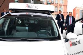 El presidente de Rusia, Vladímir Putin, a la derecha, examina el prototipo de un vehículo no tripulado durante su visita a la sede de la compañía del mayor buscador ruso de internet, Yandex, en Moscú, Rusia.