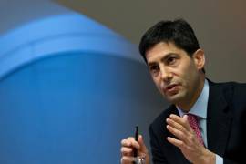 Kevin Warsh habla con los medios sobre su informe acerca de la transparencia en el Banco de Inglaterra, en Londres, el 11 de diciembre de 2014.