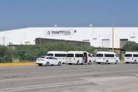 Trabajadores de Trinity Rail Sabinas no pudieron ingresar a la planta durante el primer turno, como parte del proceso de despido.