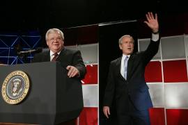 El presidente de la Cámara de Representantes, el republicano Dennis Hastert (i) presenta al presidente Bush en la cena del Comité Nacional Republicano del Congreso, celebrada el 16 de marzo de 2006 en Washington.
