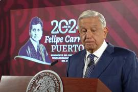 El presidente Andrés Manuel López Obrador y la mandataria electa Claudia Sheinbaum recordaron hoy a las víctimas de los sismos de 1985 y 2017 en una ceremonia que consistió en izar la bandera frente al Palacio Nacional.