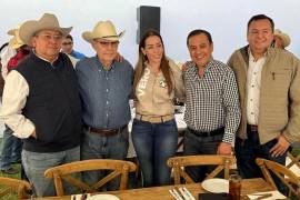 Carlos Robles Loustaunau, dirigente del PRI en Coahuila (segundo de izq. a der.), se reunió con los nuevos dirigentes de la CNC en La Laguna.