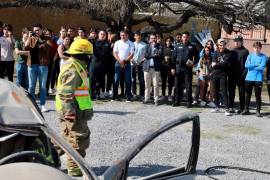 Simulacro de accidente automovilístico realizado en el campus Saltillo del Tecnológico de Monterrey, donde bomberos y elementos de protección civil demuestran las maniobras de rescate.