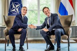 Jens Stoltenberg (i), actual secretario general de la OTAN y su relevo Mark Rutte (d).