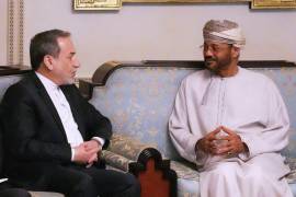 El ministro de Asuntos Exteriores iraní, Abbas Araghchi (izquierda), conversa con su homólogo omaní, Badr Albusaidi, en Mascate el 6 de febrero.