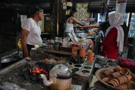 Trabajadores cocinan con carbón en un pequeño restaurante en Prayagraj, India, el 24 de abril del 2026.
