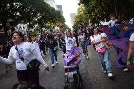 En la Ciudad de México el contingente marchó hacia el Zócalo capitalino.