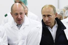 20/08/2010. El empresario Yevgeny Prigozhin, a la izquierda, muestra al presidente ruso, Vladímir Putin, alrededor de su fábrica que produce comidas escolares, en las afueras de San Petersburgo, Rusia,