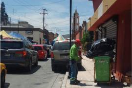 Desde temprana hora, personal de Servicios Públicos del Municipio recorre las calles aledañas a Catedral para hacer labores de limpeza.