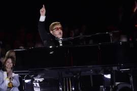 El cantante británico Elton John realiza un espectáculo que llama “Una noche en que la esperanza y la historia riman” como parte de su gira de despedida en el jardín sur de la Casa Blanca en Washington, DC.