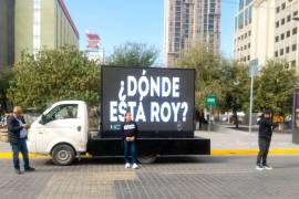 La proyección del rostro de Roy Rivera Hidalgo a los 33 años fue exhibida en el centro de Monterrey como parte de la búsqueda impulsada por su madre y el colectivo Fundenl.