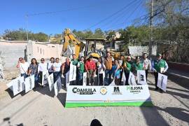 El alcalde Carlos Villarreal supervisó obras de recarpeteo y pavimentación en distintas colonias de Monclova como parte del Plan Prendamos Monclova 2026.