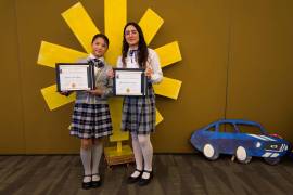 María Lu Padilla de los Santos (Der), estudiante de la Escuela Primaria Ford 48 “Venustiano Carranza”, en Monclova, se colocó en la élite del conocimiento infantil a nivel nacional.