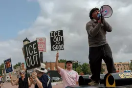 Los manifestantes en Lakewood protestan con frecuencia contra las redadas de los agentes de migración.