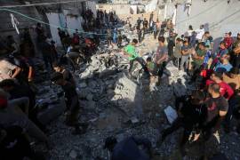 Palestinos inspeccionan los daños en viviendas destruidas en Khan Yunis, al sur de la Franja de Gaza, el 18 de noviembre de 2023.