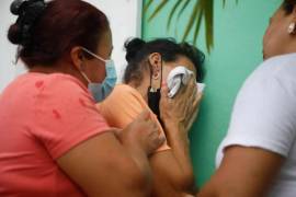 Familiares de reclusas esperan angustiados frente a la entrada de la prisión de mujeres en Tamara, en las afueras de Tegucigalpa, Honduras, el 20 de junio de 2023.