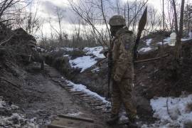 Un efectivo ucraniano permanece en una trinchera en la línea de separación con los rebeldes prorrusos, en la región de Dontesk, Ucrania.