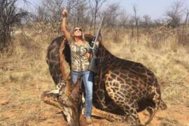Causa indignación una estadounidense que mató a una jirafa negra en Sudáfrica