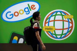 Una mujer pasa junto a un anuncio de Google en Shanghai, China.