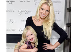 Jessica Simpson publica una foto de su hija en bikini y las redes sociales enfurecen