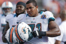 Ex jugador de la NFL es acusado formalmente de amenazar con arma de fuego a ex compañeros que le hacían 'bullyng' en los Dolphins