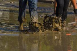 Entre los caminantes pobladores del municipio veracruzano de Álamo quienes continúan con los trabajos de limpieza en sus comunidades, las cuales se vieron afectadas por las lluvias, salen a buscar ayuda entre el lodo, y buscan establecer contacto con sus familiares.