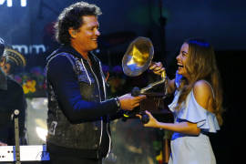 Carlos Vives entrega beca a joven cantante colombiana