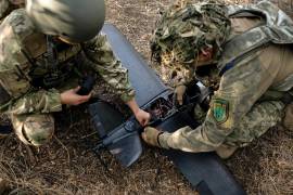 Miembros del Ejército de Voluntarios de Ucrania se preparan para volar un dron sobre territorio ocupado por Rusia desde una posición en la región de Zaporizhzhia en Ucrania.