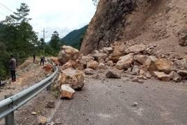 Los deslaves bloquearon algunos caminos ejidales que conducen de Los Lirios a Santiago y Los Rayones, Nuevo León.