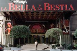 La historia de “La Bella y la Bestia” dio lugar también a musicales, como el que se observa en Madrid en el año 2000. EFE/J. J. Guillen