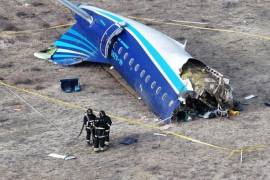 El avión Embraer 190 realizó un aterrizaje de emergencia a 3 km de la ciudad, según informó anteriormente Azerbaijan Airlines.