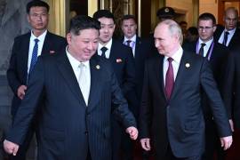 El presidente ruso, Vladímir Putin (d), y el líder norcoreano, Kim Jong Un en un encuentre entre ambos mandatrios.