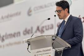 Roberto Escalante González, gerente de SIMAS, expone los avances en la gestión hídrica durante el foro nacional.