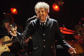 Bob Dylan actúa en Los Ángeles el 12 de enero de 2012. Dylan publicará un nuevo libro el 8 de noviembre “La filosofía de la canción moderna” una colección de más de 60 ensayos sobre canciones y compositores.