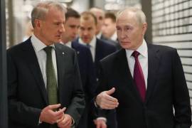 El principal banquero de Vladimir Putin, German Gref (izq.), ha pedido el fin de la guerra en Ucrania.