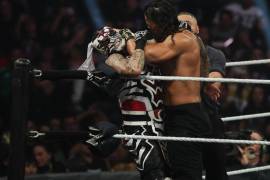 Penta conectó un Mexican Destroyer durante el combate, pero Roman Reigns consiguió evitar la cuenta de tres.