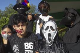 Fomenta la Iglesia de León caravanas por la vida en pleno Día de Muertos y critica disfraces de Halloween.