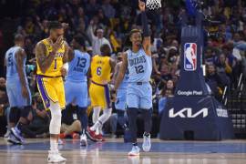 Ja Morant de los Grizzlies de Memphis, reacciona durante la primera mitad del Juego 5 de la serie de primera ronda de playoffs del baloncesto de la NBA en contra de los Lakers de Los Ángeles.