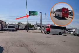 Automovilista capta a ruta Express pasándose una luz roja en importante cruce vial de Saltillo.