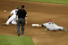 Trout sufre lesión en dedo y sale del juego