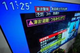 Una advertencia de tsunami se muestra en una televisión en Yokohama, cerca de Tokio, el lunes 8 de diciembre de 2025, después de que un fuerte terremoto golpeara la costa norte de Japón; se emitió una alerta de tsunami.