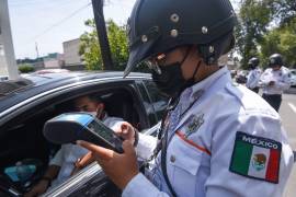 Una infracción vehicular por transitar a exceso de velocidad en vías primarias de la Ciudad de México se sancionará con entre mil 131.40 pesos y 2 mil 262.80 pesos, es decir, entre 10 y 20 UMAs. FOTO