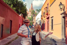 Tom Welling se pasea en San Miguel de Allende con su esposa